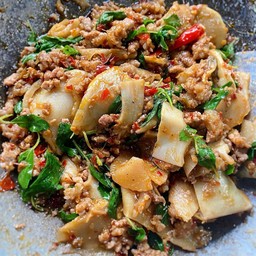 ผัดกระเพราเนื้อสับหน่อไม้ดอง(กับข้าว)