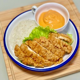 ข้าวไก่ทอด ซอสศรีราชามาโย