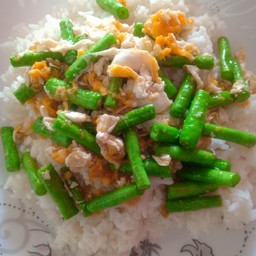 ถั่วผัดไข่ราดข้าว