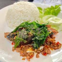 ข้าวราดไข่เยี่ยวม้ากระเพรากรอบ