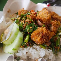 ข้าวยำไก่กรอบสไปร์ซซี่