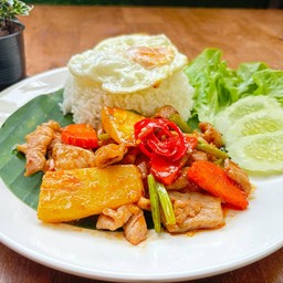ข้าวราดผัดเปรี้ยวหวาน  (เลือกวัตถุดิบได้)