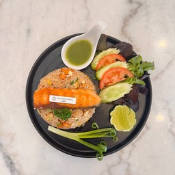 ข้าวผัดแซลมอน Salmon fried rice