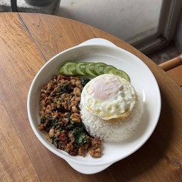 ข้าวกะเพราไก่ไข่ดาว