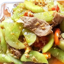 ผัดแตงกวาหมูไข่ ราดข้าว