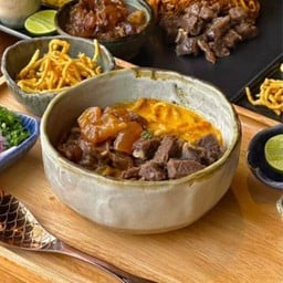 ข้าวซอยเส้นสดเนื้อตุ๋น และเอ็นตุ๋น
