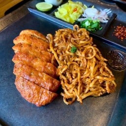 ข้าวซอยผัดแห้งไส้อั่วคัตสึ