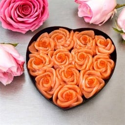 ช่อกุหลาบแซลมอนอิคุระรูปหัวใจ 800 กรัม