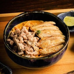 ข้าวซอยเส้นสดไก่โซอิ และหมูตุ๋น