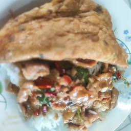 กระเพราหมูชิ้นราดข้าว+ไข่เจียว