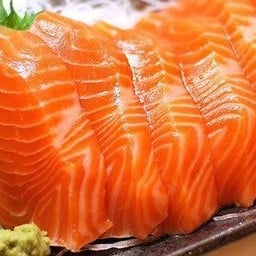 แซลม่อนซาซิมิ (กลาง)