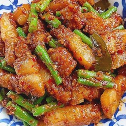 ผัดพริกแกงหมูสามชั้น ราดข้าว