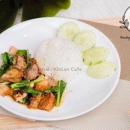 คะน้าหมูกรอบ