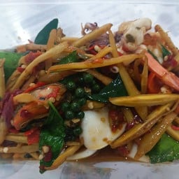 ผัดฉ่าทะเล กับข้าว