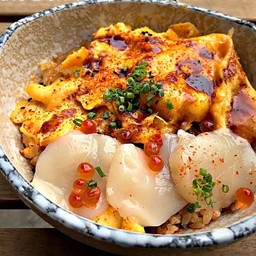 ข้าวหน้าซูชิโฮตาเตะไข่ข้น