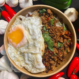 ข้าวผัดกะเพราเนื้อแกะนิวซีแลนด์ + ไข่ดาว
