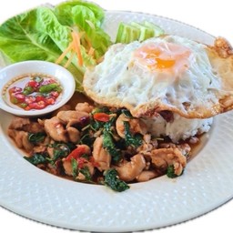 ข้าวราดกะเพรา ไก่ , หมู + ไข่ดาวกรอบ