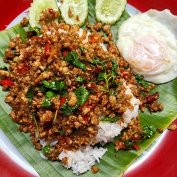 ข้าวราดกระเพราหมู ไข่ดาว