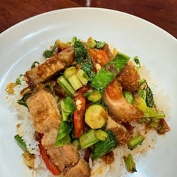 ข้าวราดคะน้าหมูกรอบ