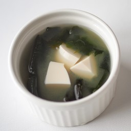 ซุปมิโซะ เต้าหู้ สาหร่ายวากาเมะ