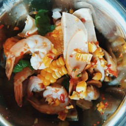 ยำยัมยำ (ตลาดนัดหมู่บ้านรินทร์ทอง)