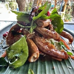 ไส้ย่างทอดกระเทียม