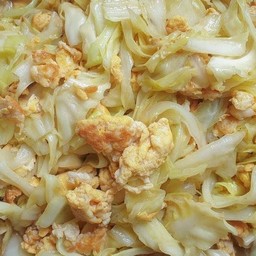 ข้าวกระหล่ำปลีผัดไข่