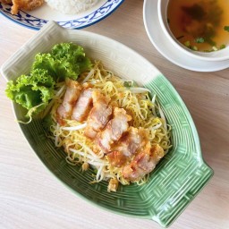บะหมี่แห้งหมูกรอบ