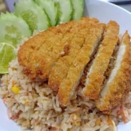 ข้าวผัดไข่ไก่กรอบราดซอส ( เลือกซอสได้ )