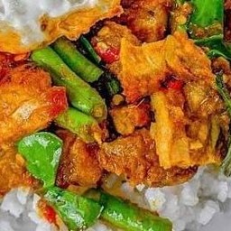 พริกแกงหมูกรอบ