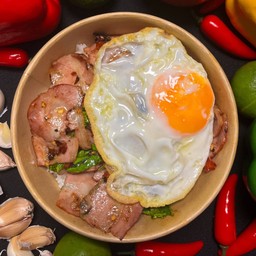 [อร่อยซ่ากับโค้ก] Holy basil bacan with rice + Thai Sunny side up +  โค้ก ออริจินัล (กระป๋อง) + โค้ก ไม่มีน้ำตาล (กระป๋อง) 