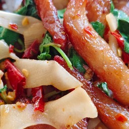 ข้าวกะเพราหมูแดดหน่อไม้ดอง