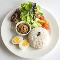 ข้าวน้ำพริกปลาทู ไข่ต้ม รวมผัก