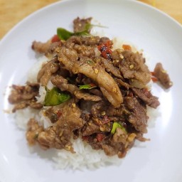 เนื้อผัดกะปิราดข้าว (ที่ร้านใช้เนื้อติดมันเท่านั้น)