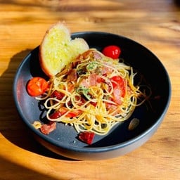 สปาเกตตี้เบคอนผัดพริกแห้ง