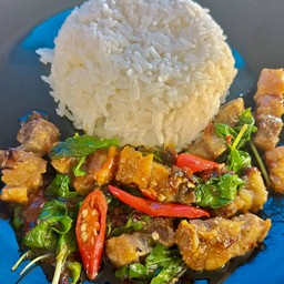 กะเพราหมูกรอบราดข้าว