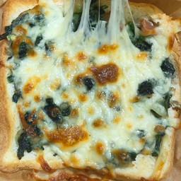 ขนมปังผักโขมชีส