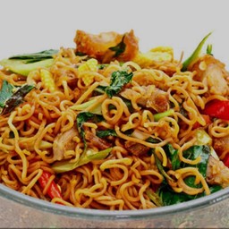 ผัดมาม่าขี้เมา-หมูกรอบ