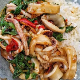 กะเพราปลาหมึกพิเศษ