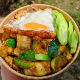 หมูผัดพริกแกงใต้ใส่มะเขือ+ไข่ดาว