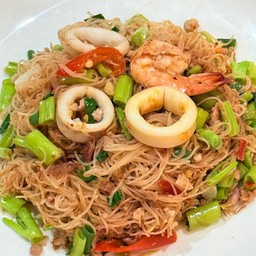 หมี่ผัดกะปิใส่ผักบุ้ง