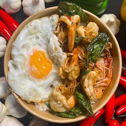 ข้าวผัดกะเพรากุ้ง (กุ้งขาว 5 ตัว) + ไข่ดาว