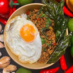 ข้าวผัดกะเพราหมูชิ้น + ไข่ดาว