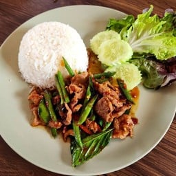 ไก่ผัดพริกแกงราดข้าว