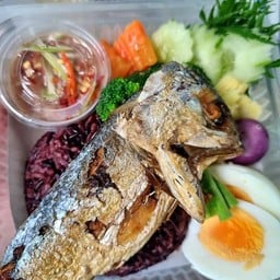 ข้าวไรเบอร์รี่ ปลาทูทอด ไข่ต้ม น้ำพริก ผักลวก