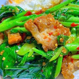 คะน้าหมูกรอบ