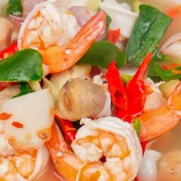 ต้มยำรวมมิตรน้ำใส (กับข้าว) ไก่+กุ้ง+หมึก+ปลา+หอย