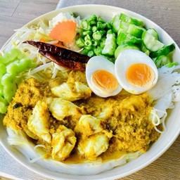 ขนมจีนน้ำยาโครตปู ไข่ต้ม และผักสด