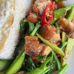 ข้าวผัดคะน้าหมูกรอบ