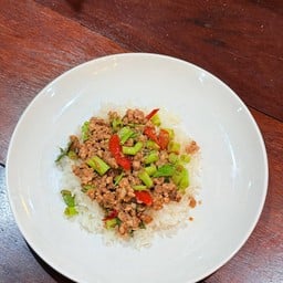 ข้าวหมูสับผัดกะปิใส่ผักบุ้ง
